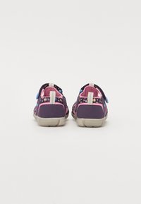 Lila und rosa Kinderschuhe mit Blumendesign, Klettverschluss und einer grauen Gummisohle. Textilmaterial und gepolsterte Ferse für zusätzlichen Komfort.