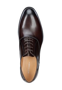 Zapato de vestir de cuero marrón con un acabado suave, puntera redondeada y diseño de cordones. Presenta costuras sutiles y una plantilla acolchada.