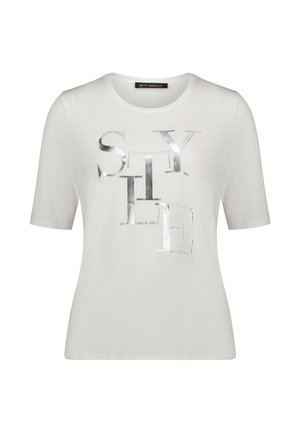 Biała koszulka z krótkim rękawem z metalicznymi srebrnymi literami układającymi się w słowo „STYLE” w rozrzuconym, artystycznym układzie z przodu.