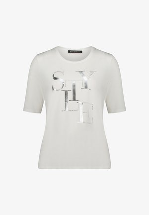 Biała koszulka z krótkim rękawem z metalicznymi srebrnymi literami układającymi się w słowo „STYLE” w rozrzuconym, artystycznym układzie z przodu.