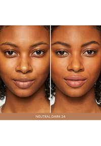 Dos retratos uno al lado del otro de un modelo con piel marrón oscura. Izquierda: apariencia natural; Derecha: color de labios nude claro. La etiqueta dice "Neutral Dark 24."