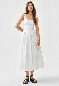 ST MRLO ELLISA MIDI - Vapaa-ajan mekko - white