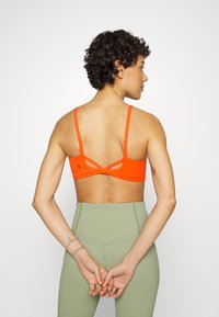 Athleta ELATION BRA A-C - Sutiã desportivo de suporte ligeiro - flame orange