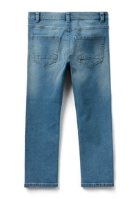 Jeans de mezclilla azul claro con un diseño de pierna recta, que cuentan con dos bolsillos traseros y un ligero desgaste cerca de los muslos.