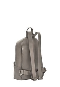 Mochila de cuero gris con correas ajustables, textura suave, un bolsillo lateral con cremallera y una forma estructurada y redondeada.