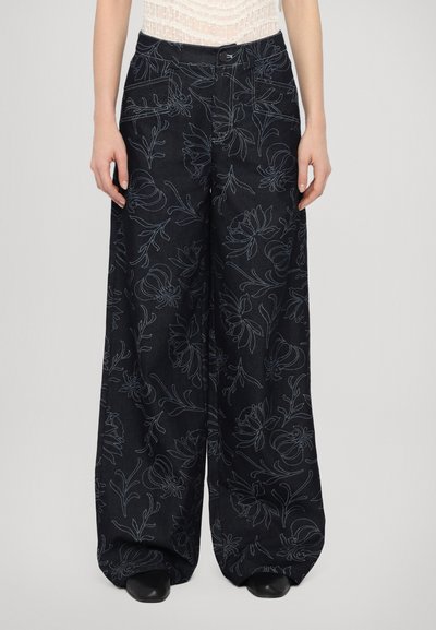 Brede pijpen in donkerdenim met blauwe bloemembroidery. Voorzien van een knoopsluiting en zijzakken. Gladde textuur, enkel-lengte ontwerp.