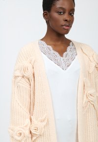 INFLUENCER FLOWER APPLICATION  - Vest - cream