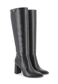 Botas de cuero negras hasta la rodilla con punta afilada y tacón cuadrado. Textura suave con un acabado sin costuras y un pequeño logo cerca de la parte superior.