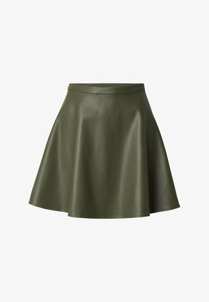 Olivgrüner Kunstleder-A-Linien-Rock mit glatter Textur, tailliertem Bund und weit ausgestelltem Saum, ausgestattet mit sauberen Nähten und ohne zusätzliche Verzierungen.
