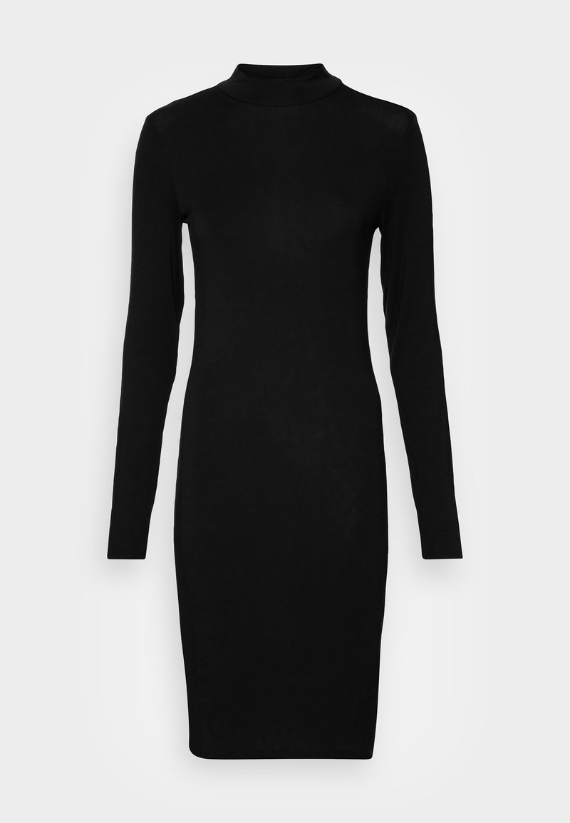 Robe moulante noire à manches longues, longueur genou, avec col montant sur fond blanc uni.