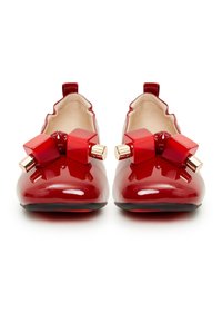 Bailarinas de charol rojo con borde festoneado, que presentan adornos geométricos en rojo y dorado en la punta. Textura suave y brillante.