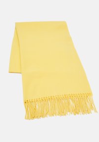 Écharpe jaune en tissu doux, avec une texture lisse et des bords frangés, de forme rectangulaire et d'une couleur uniforme.