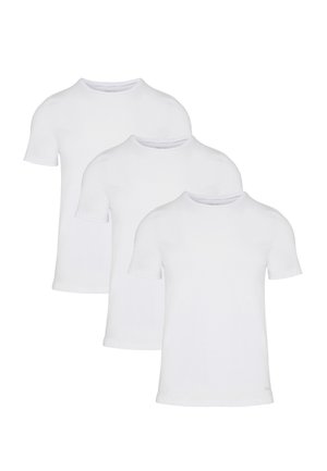 Drie effen witte T-shirts met korte mouwen en ronde hals, gerangschikt in een verspringende overlappende lay-out op een witte achtergrond.