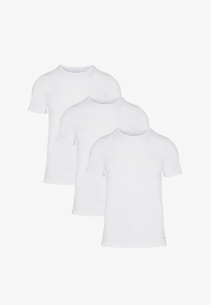 Τρία μονόχρωμα λευκά T-shirts με κοντά μανίκια και στρογγυλή λαιμόκοψη, τοποθετημένα με εναλλασσόμενη επικάλυψη σε λευκό φόντο.