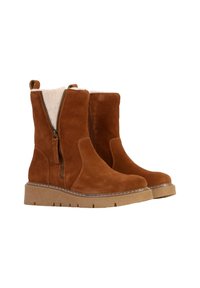 Stivaletti ankle in suede marrone con zip laterale, fodera in fleece crema e suola testurizzata. Presentano un leggero tacco e punta arrotondata.