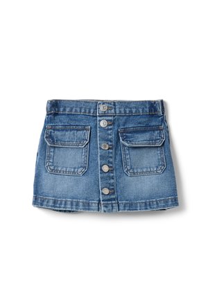 Blauwe denim minirok met knoopsluiting aan de voorkant en twee klepzakken, met contrasterende stiksels op een witte achtergrond.