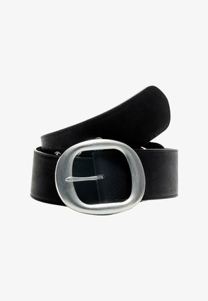 Čierny kožený opasok s širokým, textúrovaným povrchom a veľkou, okrúhlou striebornou kovovou prackou. Obsahuje viacero nastavovacích dierok na prispôsobenie.