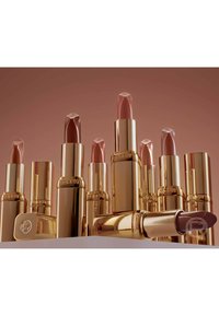 Rossetti in tubicini dorati con punte angolate, disponibili in tonalità dal nude al marrone. Include il marchio L'Oréal Paris sulla confezione.