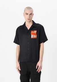 Zwart T-shirt met korte mouwen in een gladde stof, voorzien van een vooraanstaande graphic met de tekst "SLOW BURN" in oranje en rode golvende letters.