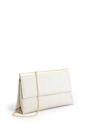 Pochette argentée pailletée avec garniture en métal doré et bandoulière chaîne dorée amovible sur fond blanc.