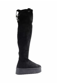 Czarne kozaki za kolano wykonane z miękkiego zamszu, z grubą platformą i teksturowanym wykończeniem, z pętelką ułatwiającą zakładanie.