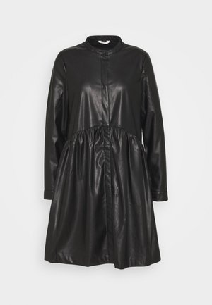 Długa sukienka z czarnej sztucznej skóry z długimi rękawami, marszczonym pasem, stojącym kołnierzem i zaszytymi przednimi guzikami.
