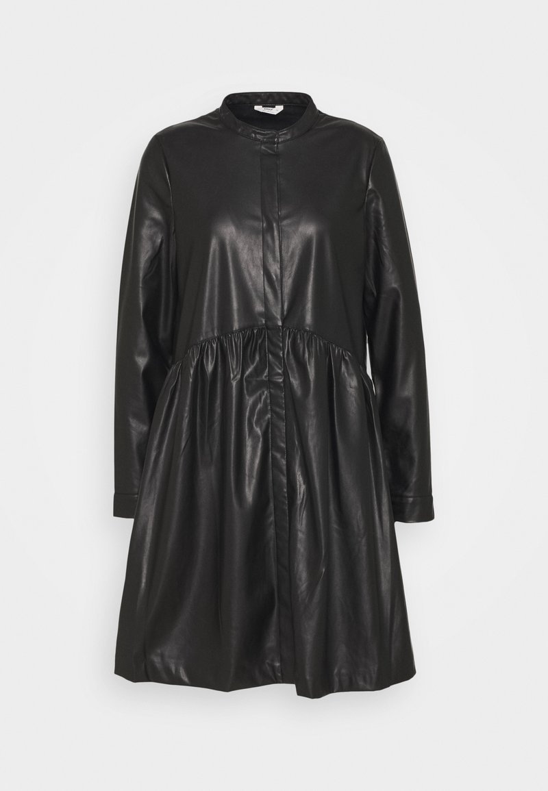 Robe à manches longues en similicuir noir avec une taille froncée, un col montant et des boutons dissimulés sur le devant.
