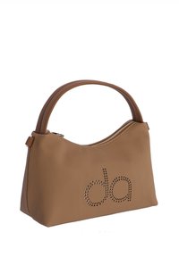 Bolso de mano marrón claro con acabado texturizado, que cuenta con un asa curva y un cierre de cremallera, adornado con letras perforadas en la parte frontal.