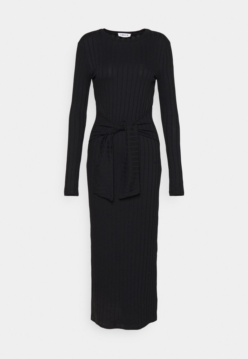 Musta ribbelly knit-midi-mekko pitkillä hihoilla ja vyötärölle sidottavalla vyöllä, jossa on pyöreä pääntie ja vartalonmyötäinen leikkaus.