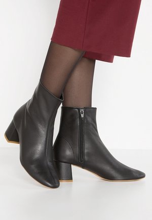 Kotníkové boty - black