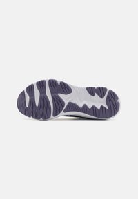 Semelle de chaussure avec un design ondulé, dotée d'une base blanche et d'accents violet foncé. Le motif de la semelle comprend des formes angulaires et arrondies pour une meilleure adhérence.