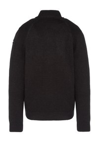 Schwarzer Strickpullover mit hohem Kragen, langen Ärmeln und gerippten Bündchen. Verfügt über eine tonale Textur und ein kleines Logo am linken Ärmel.