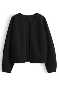 Giacca nera, a maniche lunghe, senza collo, con apertura frontale e dettagli di cuciture minimi, mostrata su sfondo bianco.