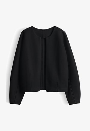 Schwarze, langärmlige, kragenlose Jacke mit offenem Vorderteil und minimalen Nahtdetails, auf weißem Hintergrund dargestellt.