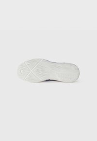 Witte rubberen zool met zigzagprofiel, voorzien van een textuur voor grip en blauwe details op het bovenste gedeelte.