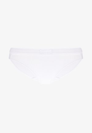 Bela bombažna bokserica z gladko teksturo, elastičnim pasom in minimalnimi šivi. Klasičen kroj s preprostim dizajnom, brez vidnih vzorcev.