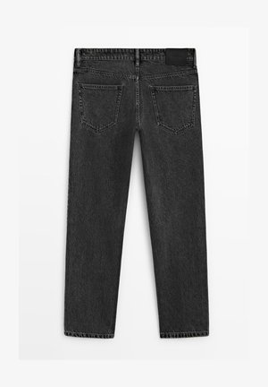 Svart denimjeans ligger platt med baksidan vänd uppåt som visar två bakfickor, bältesöglor och en etikett i midjan mot en ren vit bakgrund.