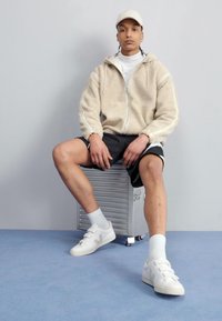 adidas Originals PREMIUM ESSENTIALS - Vinterjakke - beige