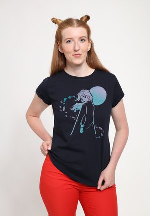 Czarna bawełniana koszulka z nadrukiem postaci z rozwianymi włosami na tle księżyca, zdobiona wirującymi liśćmi w odcieniach aqua. Czerwone spodnie.
