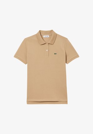 Beiges Polohemd aus Baumwolle mit klassischem Kragen, einer Knopfleiste mit drei Knöpfen, kurzen Ärmeln und einem grünen Krokodil-Logo auf der linken Brust.