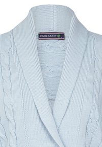 Ljusblåstickad cardigan med sjalkrage, flätstickad mönster på ärmarna och ribbad textur genom hela plagget. Märkesskylt synlig.