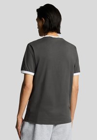 T-shirt de algodão cinza com gola e detalhes nas mangas brancos, apresentando um corte clássico e mangas curtas, mostrado pela parte de trás.