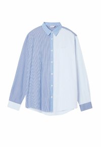 Camisa de rayas azul y blanca, de manga larga, con cuello abotonado, que presenta varios patrones de rayas con diferentes anchos en cada lado.