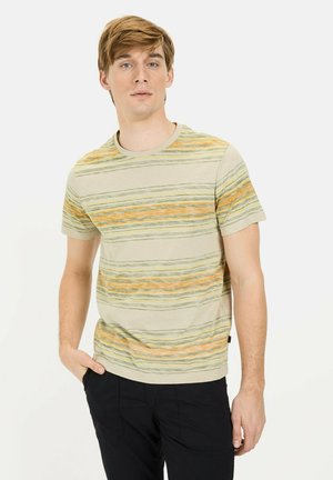 Korte mouw t-shirt in lichtbeige met groene, oranje en grijze horizontale strepen; ronde halslijn; zachte stof; normale pasvorm.