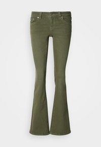 Ζαχαρί παντελόνι τζιν ελιάς με ψηλή μέση, φαρδιά καμπάνα, μπροστινές τσέπες, θηλιές για ζώνη, κούμπωμα με κουμπί και ορατή λευκή ραφή σε λευκό φόντο.