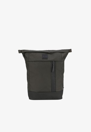 Rullet rygsæk i mørkegrå stof med en glat overflade. Har en frontlommer med lynlås og en kontrasterende sort bund. Forstærkede top-håndtag.