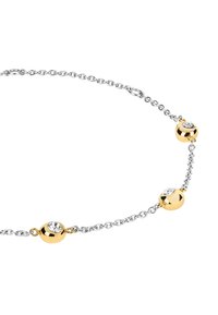 Collar de cadena de plata con tres acentos esféricos en tono dorado, cada uno con una piedra redonda y clara. El diseño incluye eslabones alternos.