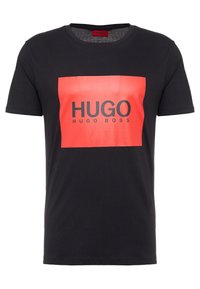 Černé bavlněné tričko s červeným obdélníkovým logem s nápisem "HUGO" v tučném černém písmu. Kulatý výstřih a krátké rukávy. Hladká textura.