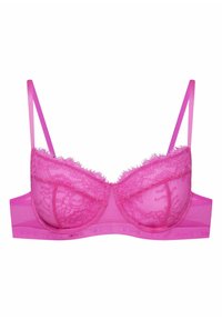 Różowy biustonosz koronkowy z siateczkowymi miskami, szczegółowym kwiatowym wzorem, regulowanymi ramiączkami oraz szerokim pasem z nazwą marki na dole.