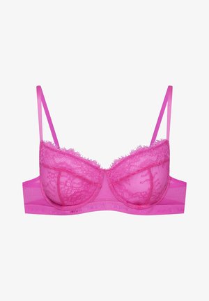 Rosa Spitzen-BH mit Mesh-Cups, detailliertem Blumenmuster, verstellbaren Trägern und einem breiten Band mit dem Markennamen entlang des unteren Randes.